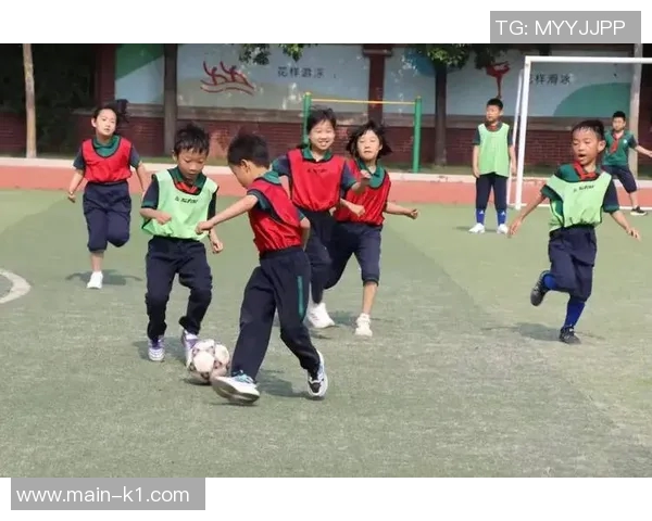 足球袜少年追梦之旅在绿茵场上绽放青春的光彩与激情